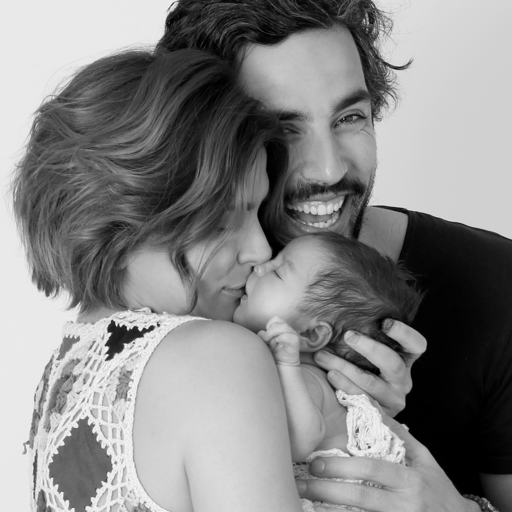 Photo bébé et jeunes parents, photographe nourrisson bébé famille